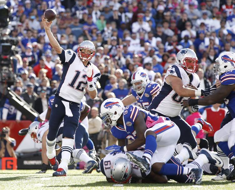 Il quarterback dei Patriots Tom Brady effettua il suo lancio durante il match con ii Buffalo Bills. La sua squadra vincer 37-22 (Reuters)